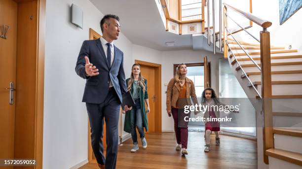 agente inmobiliario mostrando casa a mujeres - visita de inmuebles en venta fotografías e imágenes de stock