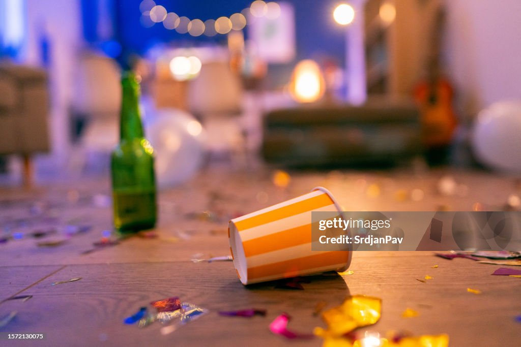 Unordentliche Wohnung nach der Party