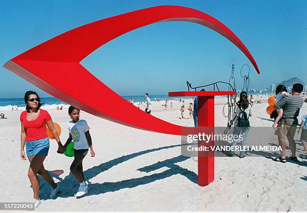 Tourists and residents watches the sculptures done by the Brazilian arrchitect Oscar Niemeyer at the Leme beach in Rio de Janeiro, Brazil, 15 July...