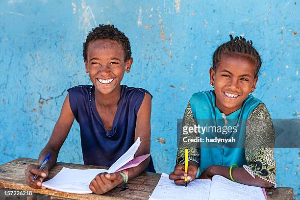 afrikanische kinder lernen englisch - schwarz ethnischer begriff stock-fotos und bilder