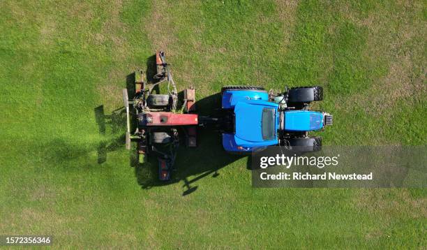 grass cutting - sportveld onderhouder stockfoto's en -beelden