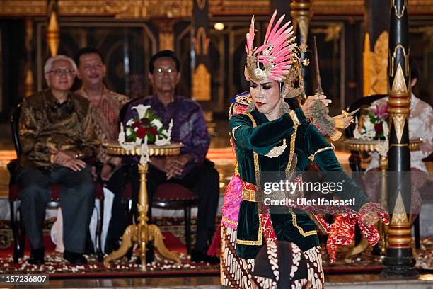 Javanese traditional dancer performs as Singaporean President Tony Tan Keng Yam meets with Yogyakarta Governor Sri Sultan Hamengkubuwono X during...