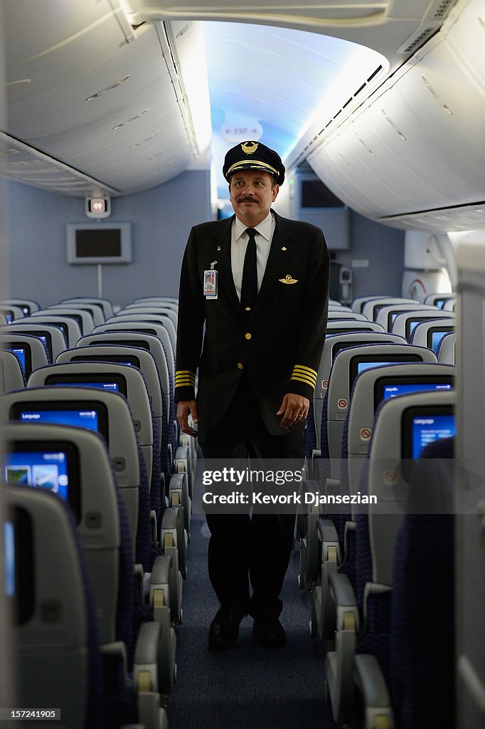 United Airlines Highlights A 787 Dreamliner