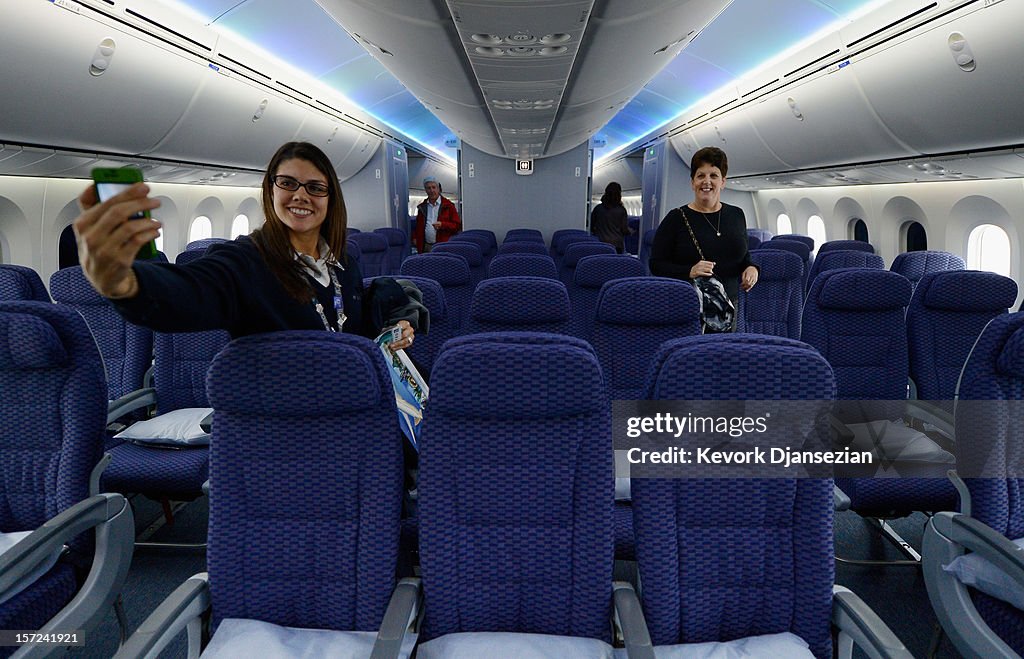 United Airlines Highlights A 787 Dreamliner