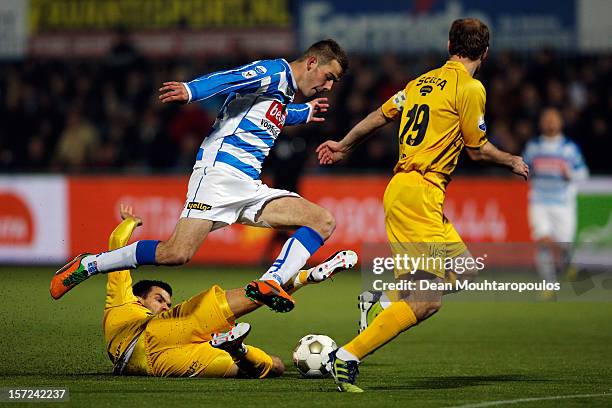 Wiljan Pluim of Zwolle jumps the tackle from Aleksandar Radosavljevic of Venlo during the Eredivisie match between PEC Zwolle and VVV Venlo at...