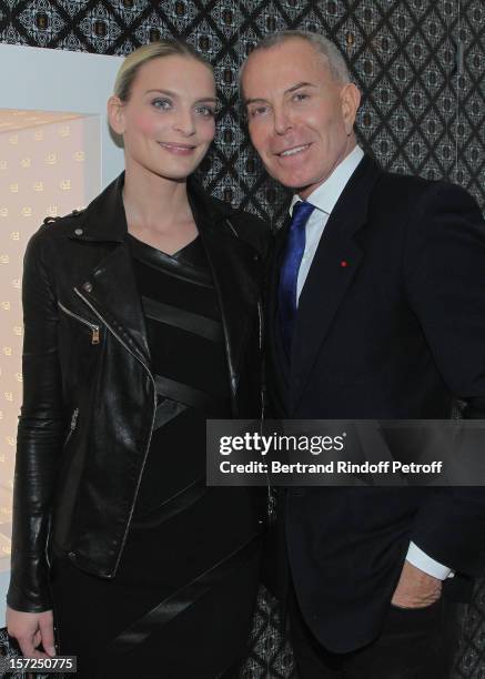 Sarah Marshall and fashion designer Jean-Claude Jitrois attend a traditional craftsman food tasting at La Cornue boutique on November 30, 2012 in...