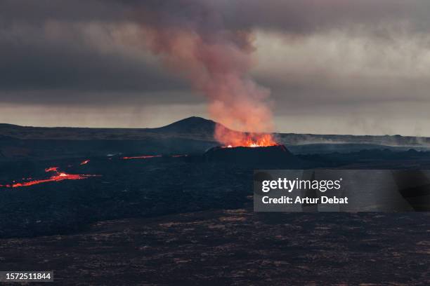 dramatic landscape of the new volcanic eruption in iceland 2023. - aardkorst stockfoto's en -beelden