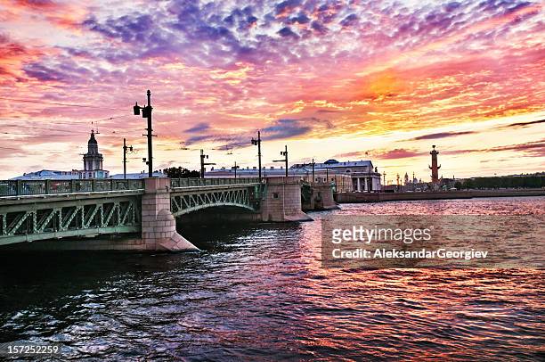 blick auf den sonnenaufgang von palace-st. petersburg, russland - neva river stock-fotos und bilder