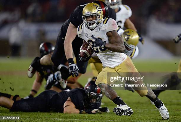 Johnathan Franklin of the UCLA Bruins rushes for a twenty yard touchdown against the Stanford Cardinal in the third quarter during the Pac-12...