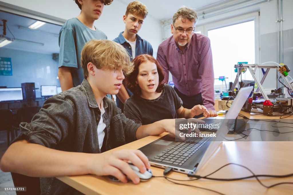 Estudiante de secundaria y profesor masculino de programación de aprendizaje.