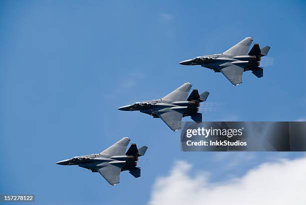 f15 de aviones de caza flying - avión de caza fotografías e imágenes de stock