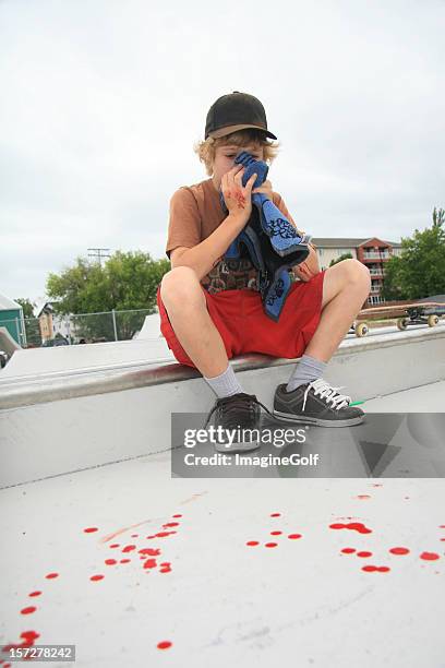 skateboarding crash - broken skateboard stockfoto's en -beelden