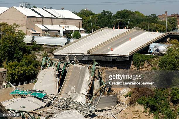 minneapolis bridge zusammenbruch reinigung - collapsing stock-fotos und bilder