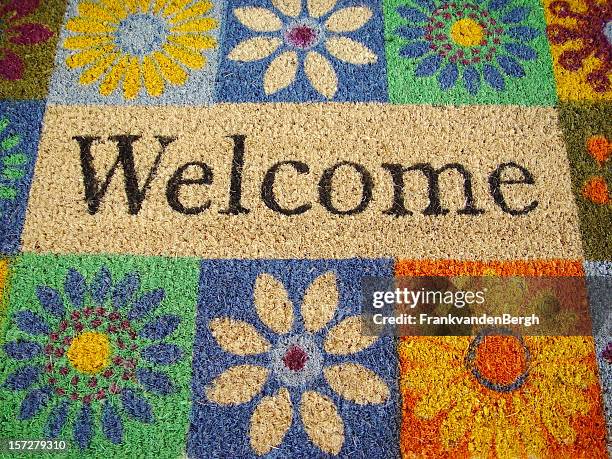 blume dekoriert fußmatte mit welcome-schild - welcome mat stock-fotos und bilder