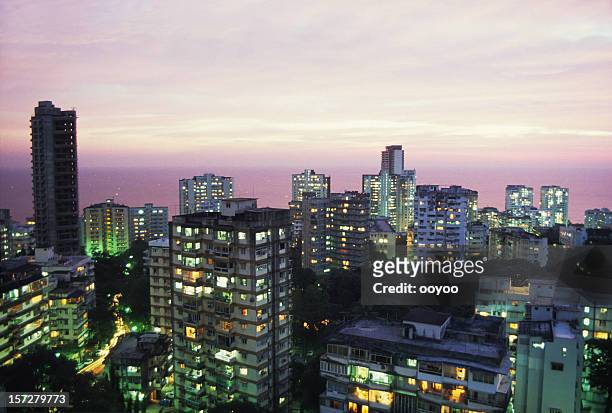 mumbai in der dämmerung - mumbai skyline stock-fotos und bilder