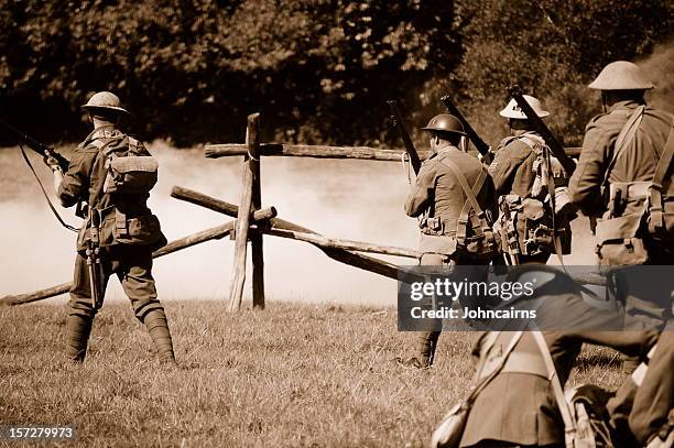 im voraus. - weltkrieg stock-fotos und bilder