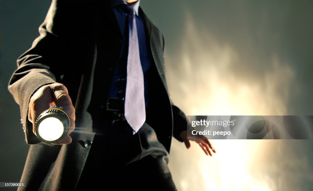 Uomo in tuta con torcia