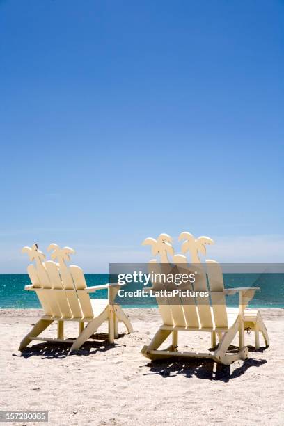 dos blanco madera, sillas de playa de arena con vista al mar - nápoles florida fotografías e imágenes de stock