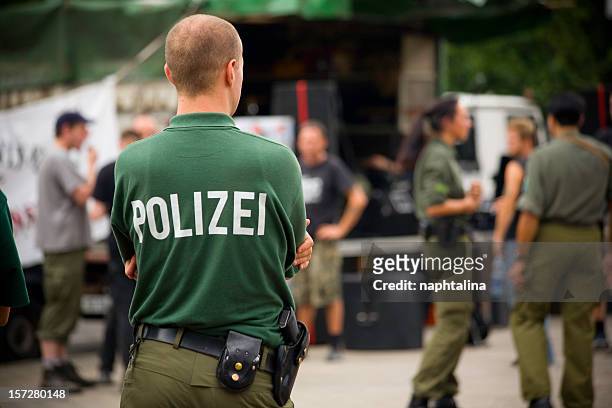 police, polizisten in berlin - german culture stock-fotos und bilder