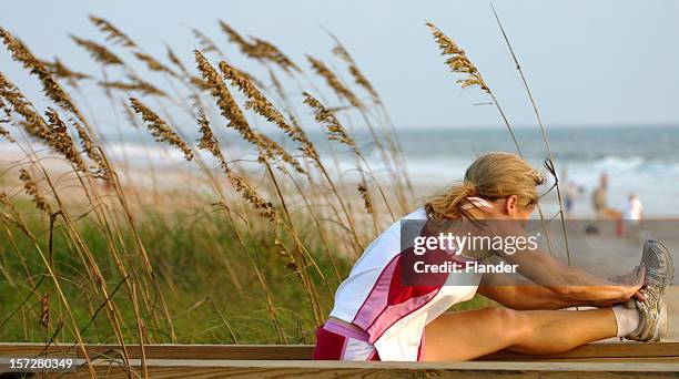 woman stretching before jog - female muscular calves stockfoto's en -beelden