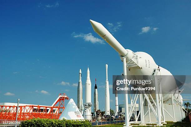 rocket garden no centro espacial kennedy - nasa kennedy space center imagens e fotografias de stock