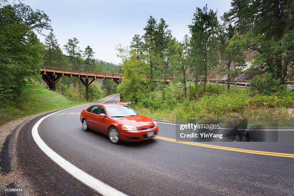 レッドのセダン車の運転の美しい山 Highway 、ピッグテールブリッジ