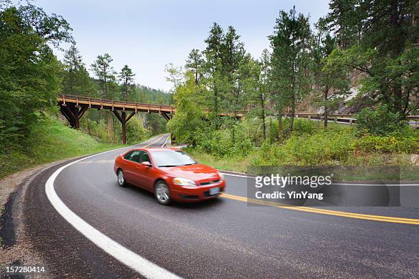 レッドのセダン車の運転の美しい山 highway 、ピッグテールブリッジ - 曲線 ストックフォトと画像