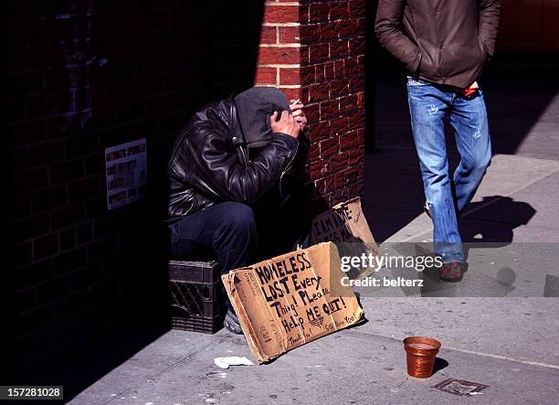 sem-abrigo, perdido tudo - homeless person imagens e fotografias de stock