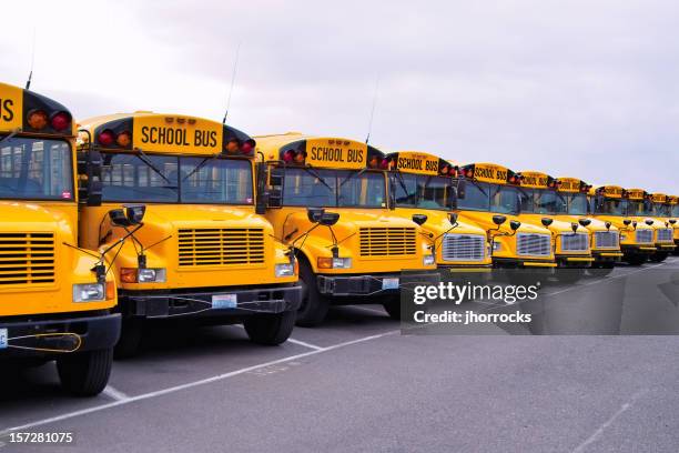 bus scolaire gamme - bus scolaire photos et images de collection