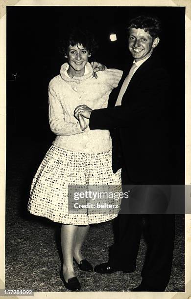 heureux couple danse - image twist photos et images de collection