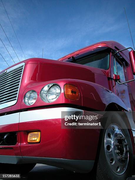 red semi gleaming - freightliner truck stock pictures, royalty-free photos & images
