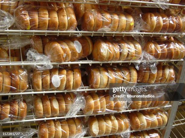 mass mengen an bagels – glutenfreie? - supermarket bread stock-fotos und bilder