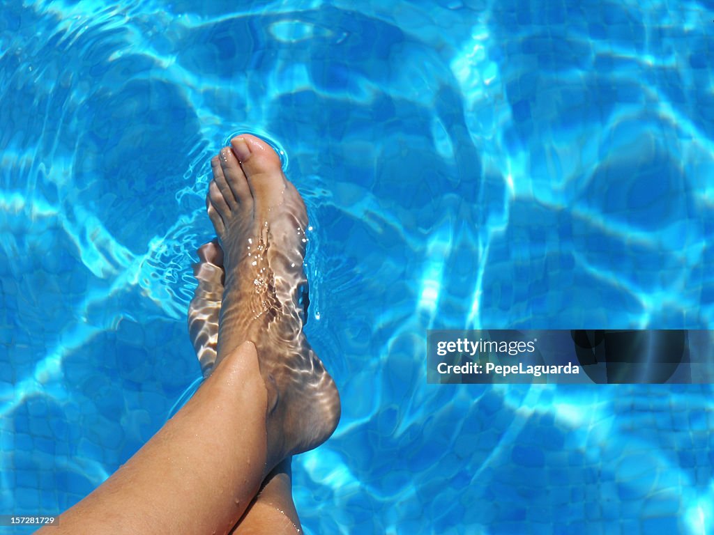 Füße im pool