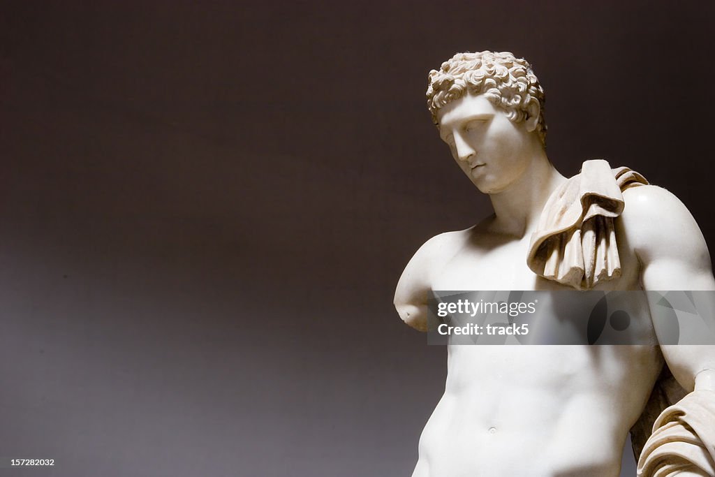 Un beige roman Statua su sfondo grigio.