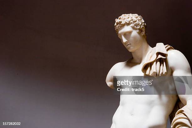 un beige roman statua su sfondo grigio. - statuetta foto e immagini stock