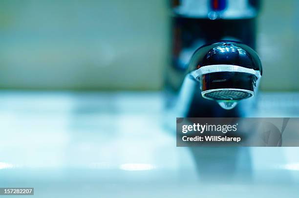 faucet - turning on or off stockfoto's en -beelden