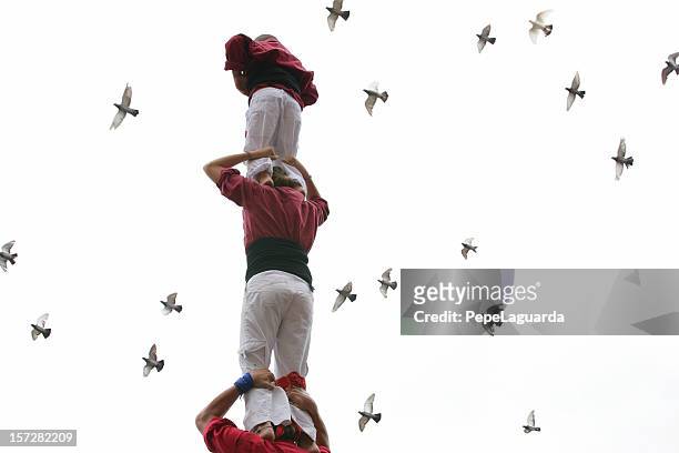 human tower & doves - mensenpiramide stockfoto's en -beelden