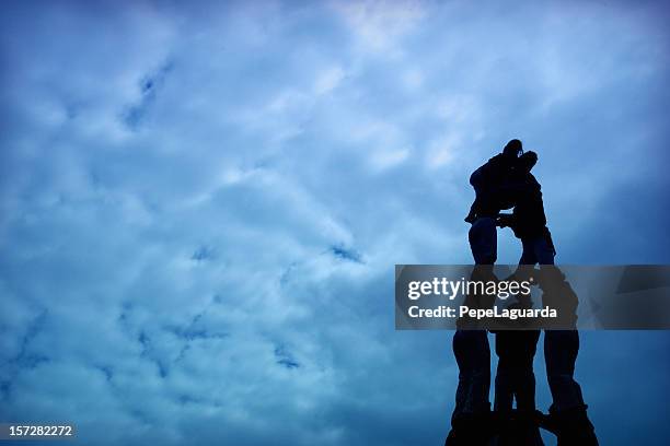 silhouette der castle - human pyramid stock-fotos und bilder