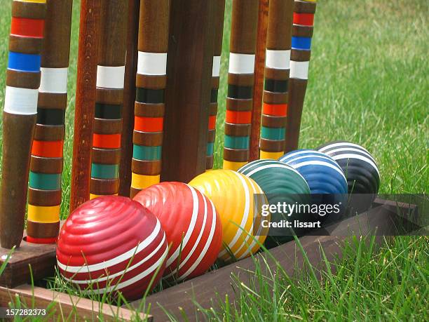 croquet pelotas en una fila. - croquet fotografías e imágenes de stock