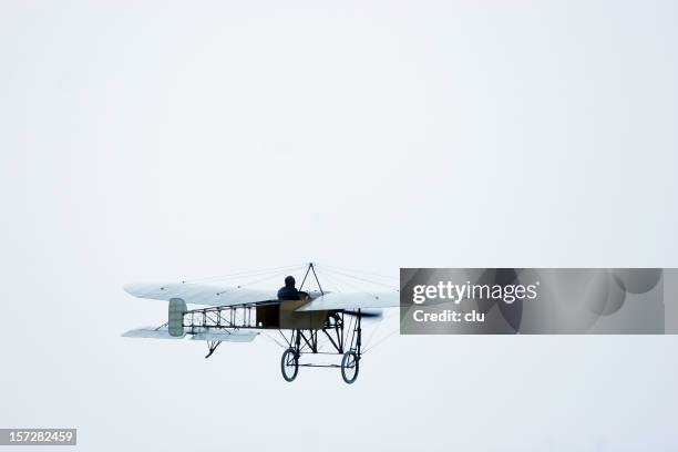 flugzeug oldtimer von 1907 - propeller plane stock-fotos und bilder