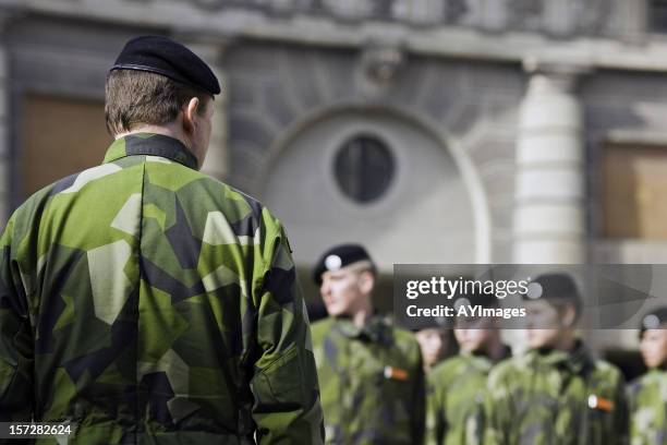 soldiers on parade (stockholm, sweden) - 瑞典 個照片及圖片檔