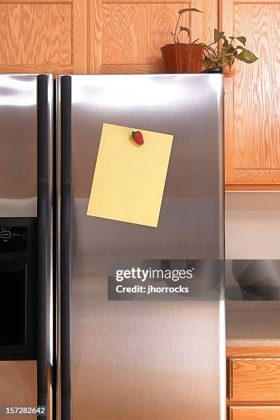 note on refrigerator door - frontaal stockfoto's en -beelden