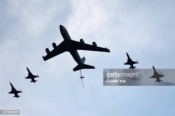 aerial tanker & jet fighers - koude oorlog stockfoto's en -beelden