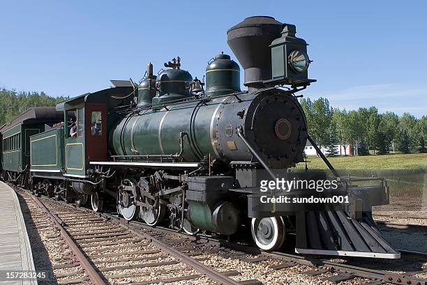 locomotiva a vapore - treno a vapore foto e immagini stock