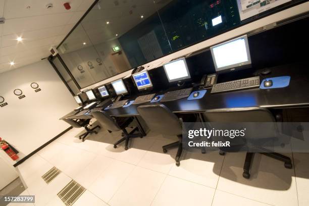 Empty Computer Terminal Old Computer Terminal Screens Photos and Premium High Res Pictures ...