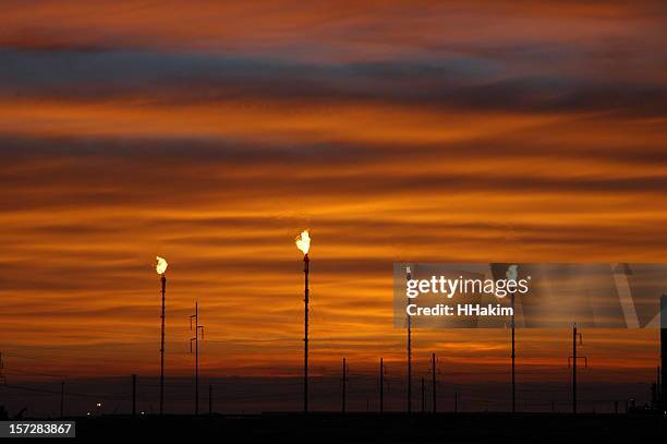 puesta de sol y del gas flaring - kazajistán fotografías e imágenes de stock