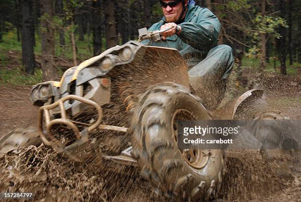 man in mud on quad - 越野車 個照片及圖片檔