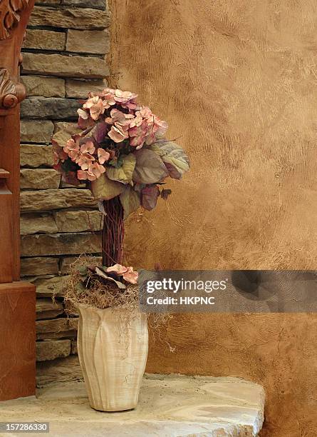 silk flores, rock hearth & imitación pared marrón - cesar flores fotografías e imágenes de stock