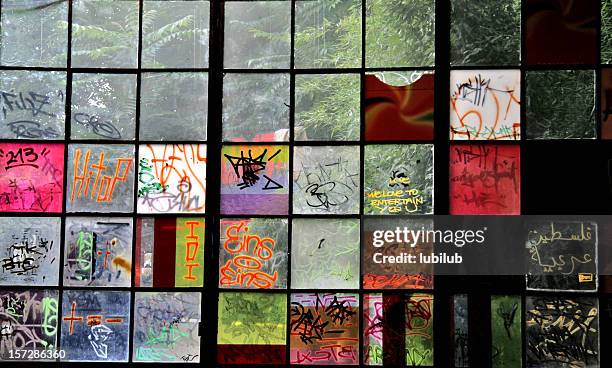 graffiti auf fenster in berlin (serie - eastern stock-fotos und bilder