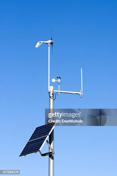 clima estación de control de energía solar - weather station fotografías e imágenes de stock